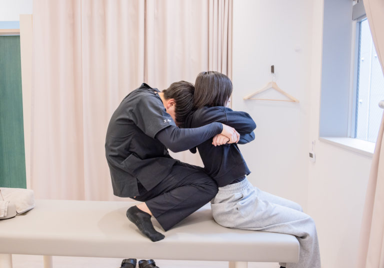 背中から腰にかけての施術中の様子