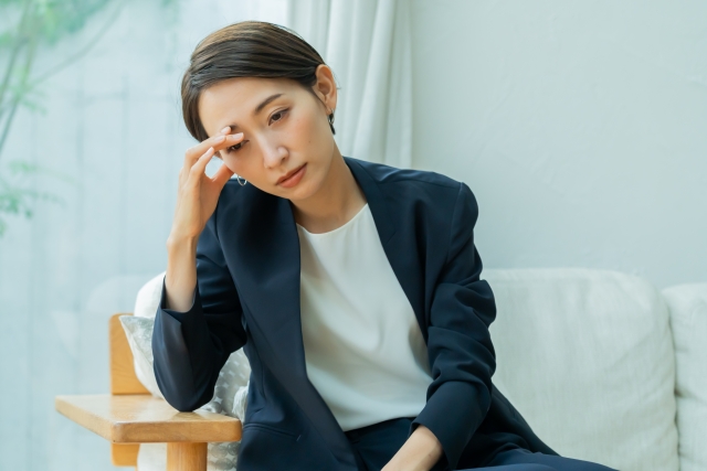 ソファに座って気だるそうな人