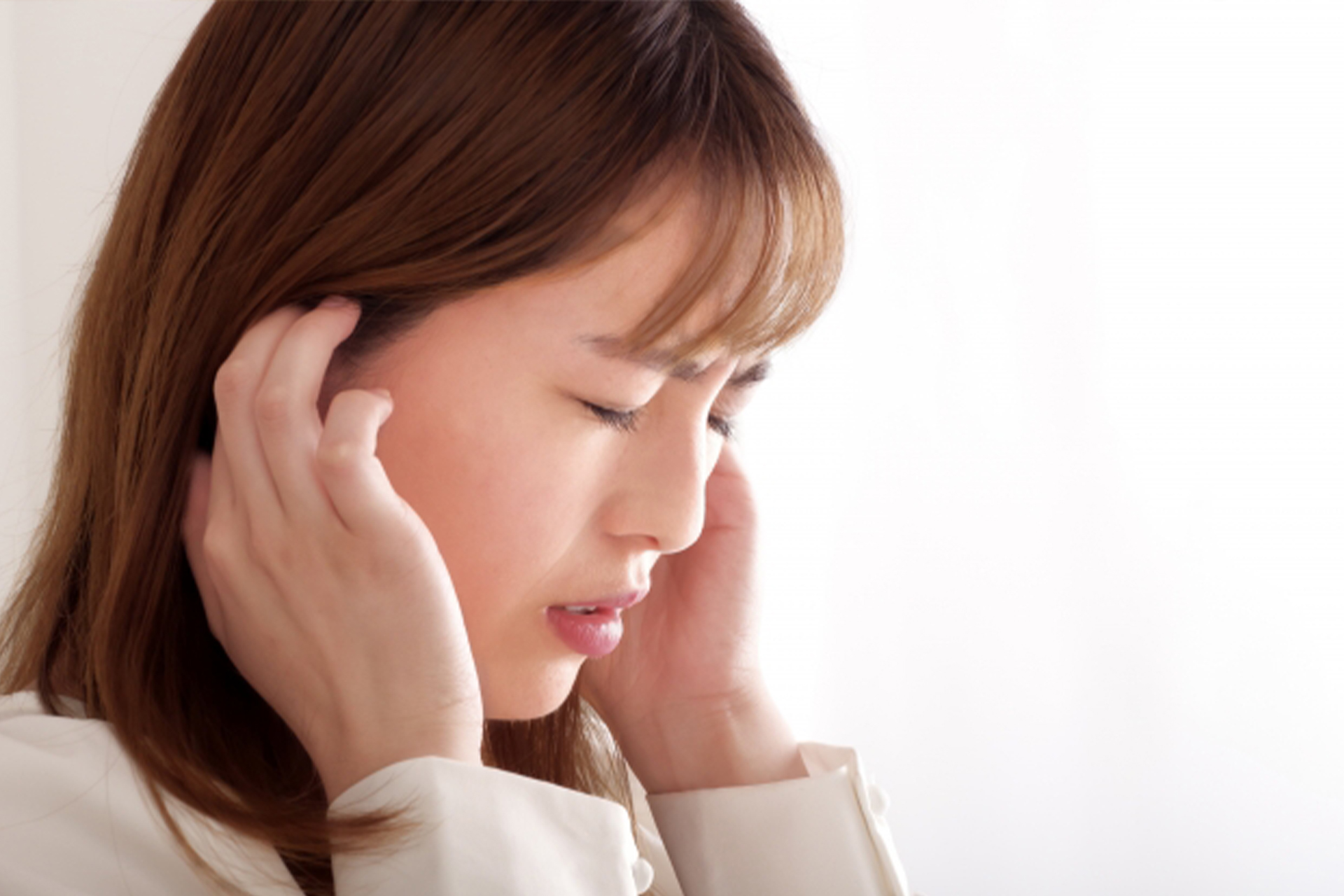 耳鳴りが辛そうな女性