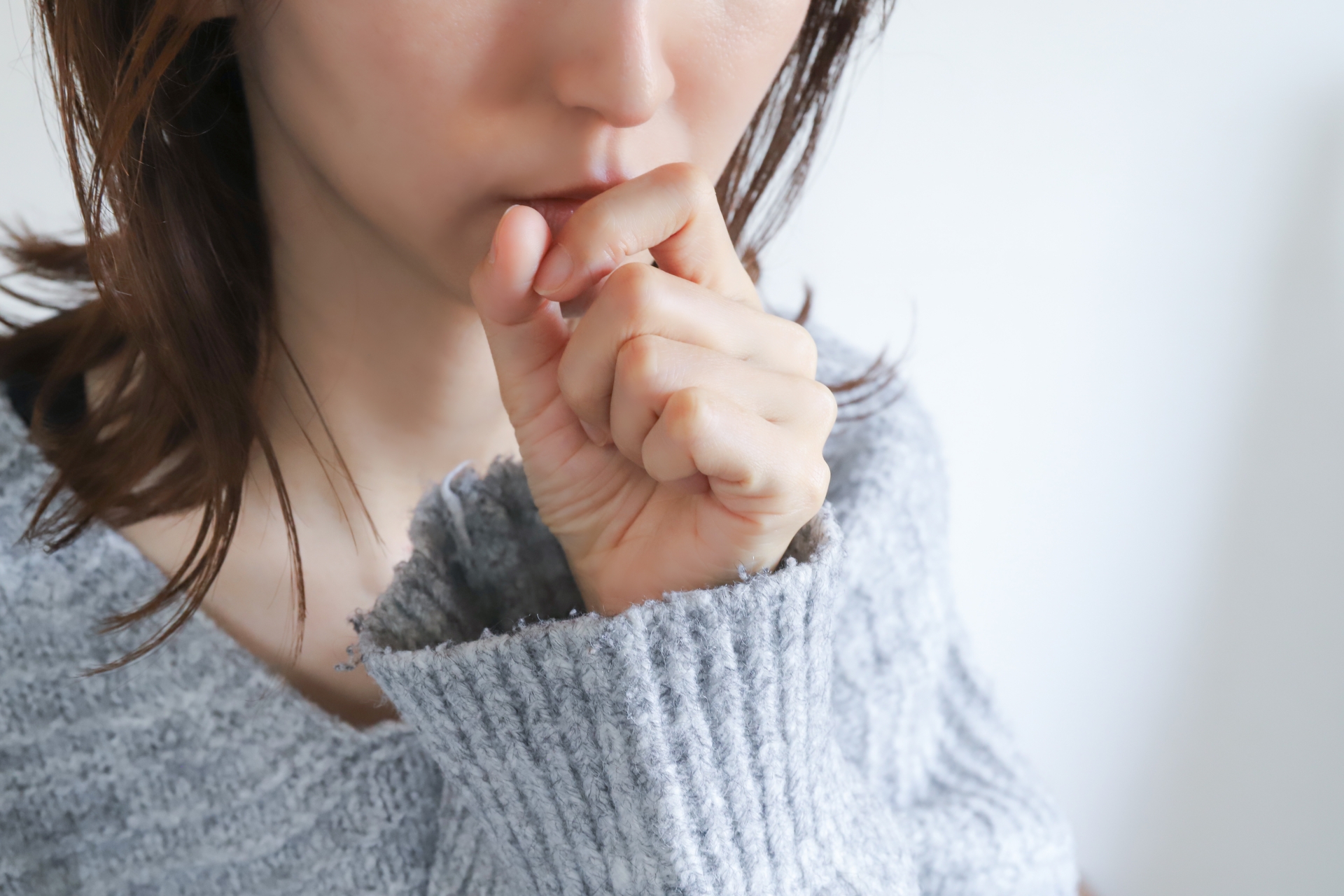 咳が辛そうな女性