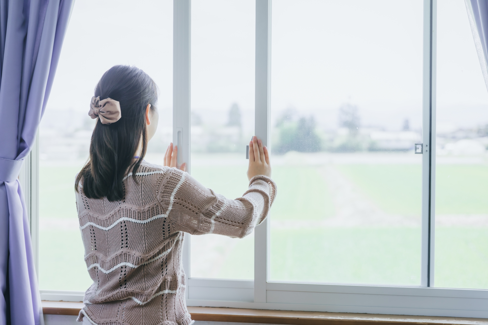 換気する女性