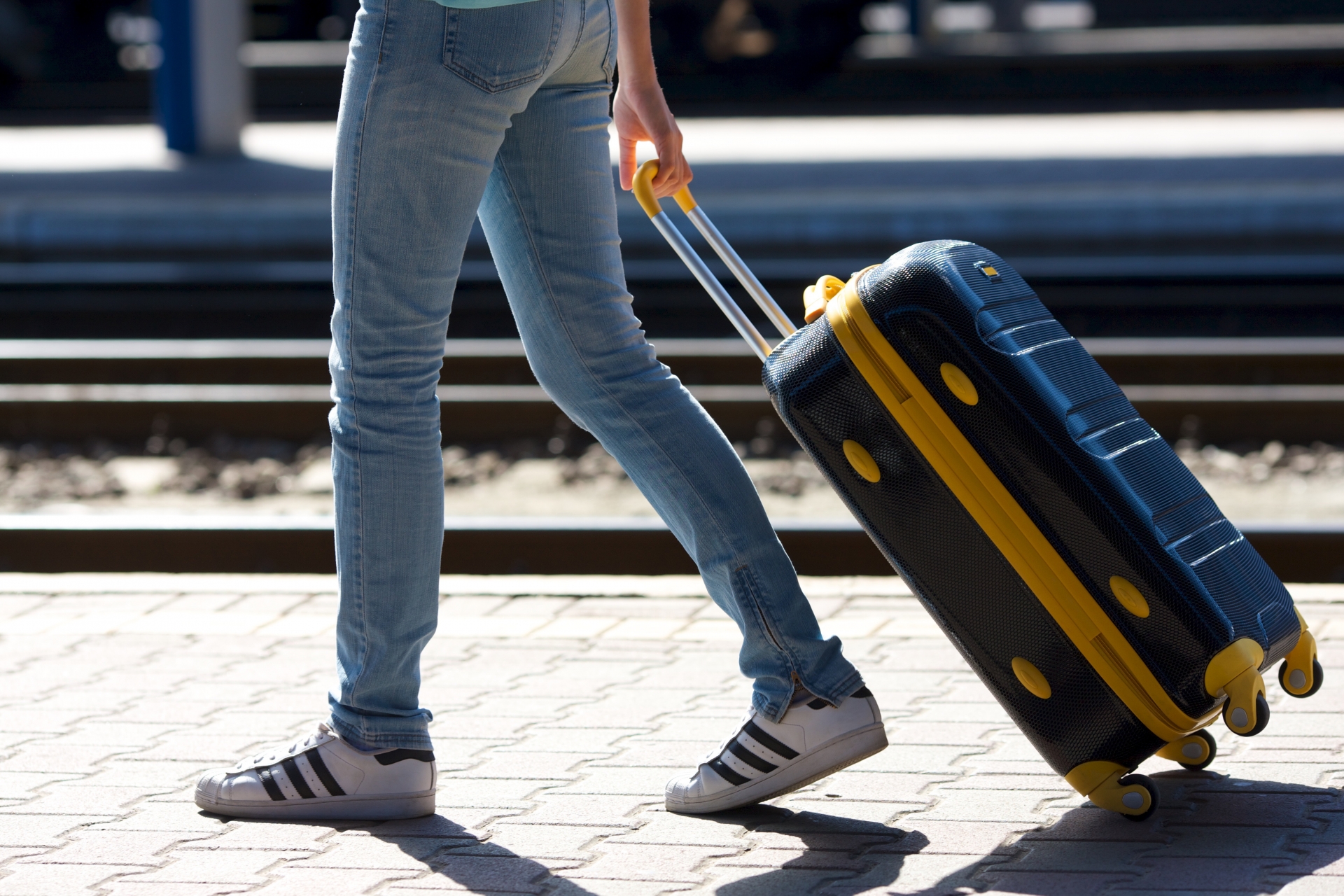 歩いている女性